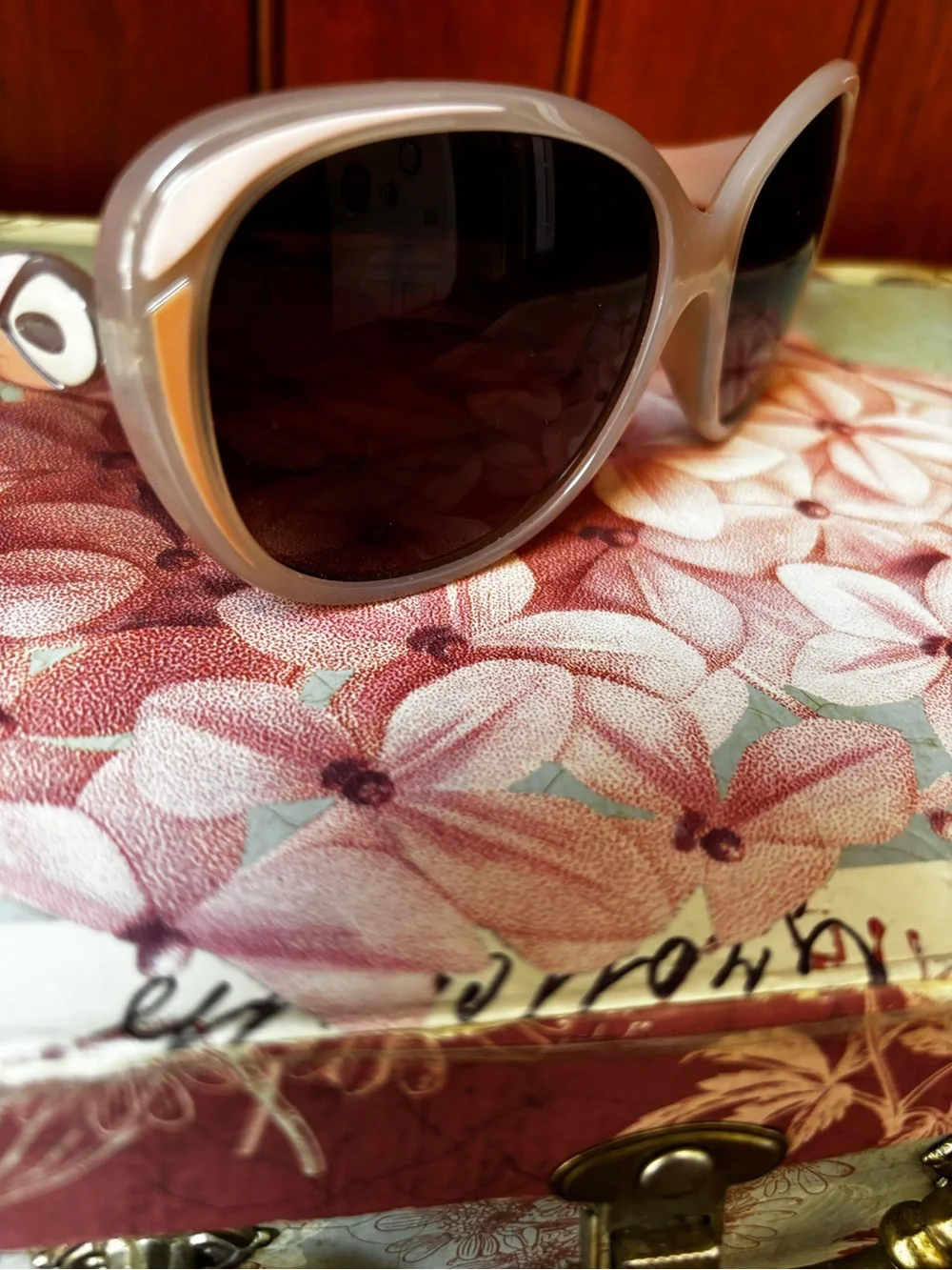ELLE oversized sunglasses pink retro-inspired design